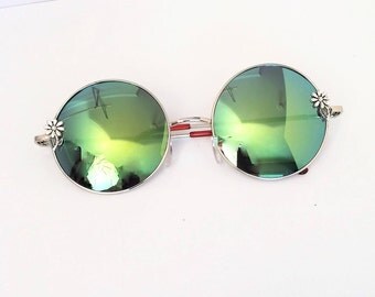 Round Sunglasses, Mod 60's Sunglasses with silver daisies