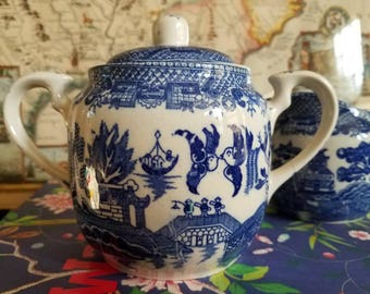Blue Willow cream and Sugar set // sugar bowl // creamer // Chinoiserie // tea service // coffee service // traditional decor // mid century