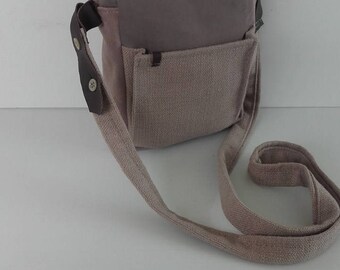 Sacoche bandoulière, pochette messenger, sac hommes en cuir et tissu beige.