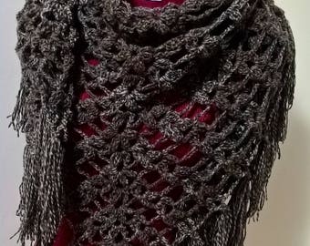 Scialle con frange , triangolo di lana , copri spalle all'uncinetto , fatto a mano , fatto all'uncinetto ,abbigliamento donna, pezzo unico .