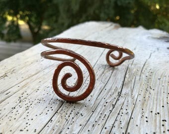 Simple hammered copper wire bangle, Swirl copper wire bangle