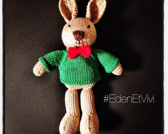 Doudou lapin tout doux avec son pull et son noeud papillon tricoté fait main