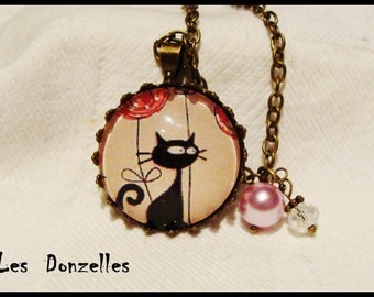 Round cabochon necklace - bronze cat-pink glass and finish.