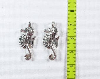 2 breloques hippocampe métal argenté 2.7 cm