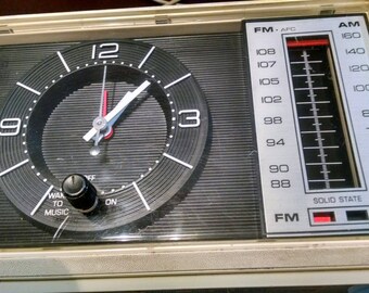 General Electric Radio / Vintage Radio / Retro G E Radio / AM FM Clock Radio / Vintage Electronics / Photo Prop