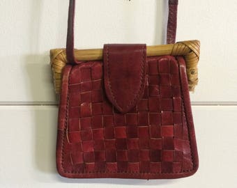 Sac pochette, sac bandoulière, porte monnaie en cuir rouge et osier/bambou vintage, gypsy bohemian purse, vintage & boho 1960's bag