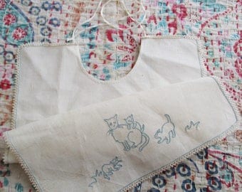 Vintage french baby bib, 1950, Linen, Embroidery cat, France, Bavoir brodé chat, Antique