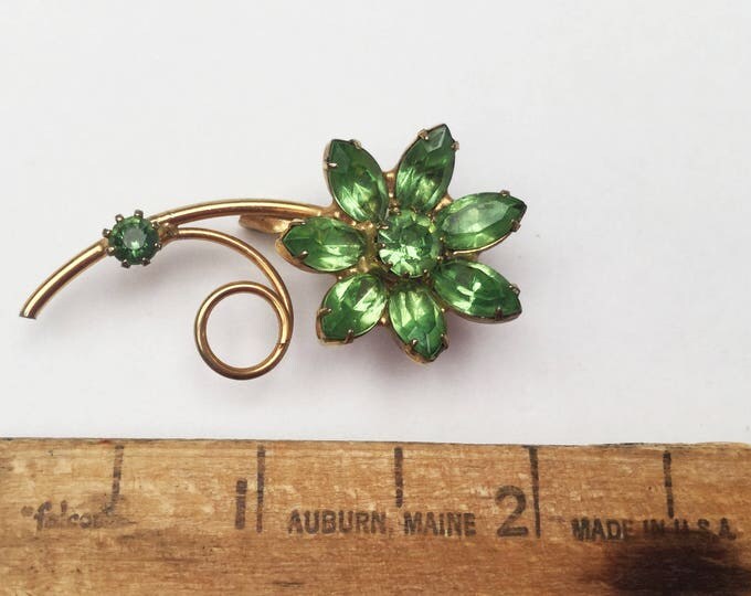 Green Rhinestone Flower Brooch - Gold metal - Mid Century Floral Pin