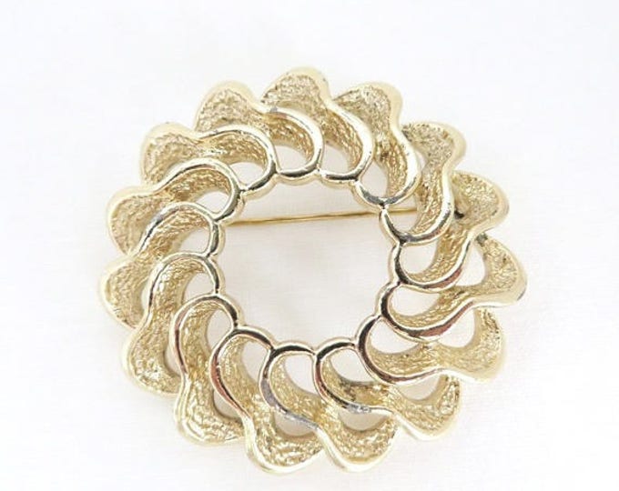 ON SALE! Vintage Sarah Coventry Abstract Circle Pin, Gold Tone Wreath Brooch, 1970s Designer Pin