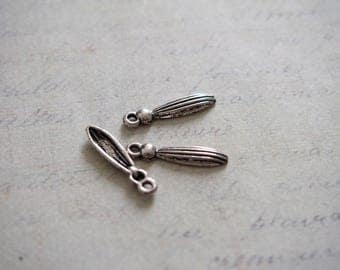 3 charms long assegai metal silver 20x5mm