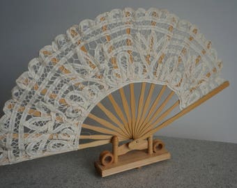 Elegant Lace-Bamboo Fan + Wooden Support/Eventail pliant en bamboo et dentelle brodée+ Support en bois