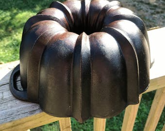 Vintage Lodge Cast Iron Bundt Cake Pan