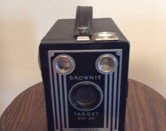 Old Vintage BROWNIE TARGET SIX-20 Camera / Great Photo Prop