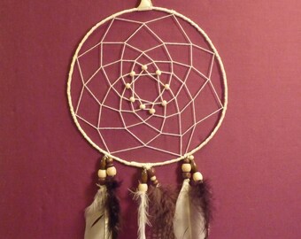 Dream-catcher, with beads and feathers. Capteur des reves, avec perles et plumes