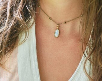 White fire opal choker, vintage glass opal pendant necklace,beaded choker, boho jewelry. Tiedupmemories