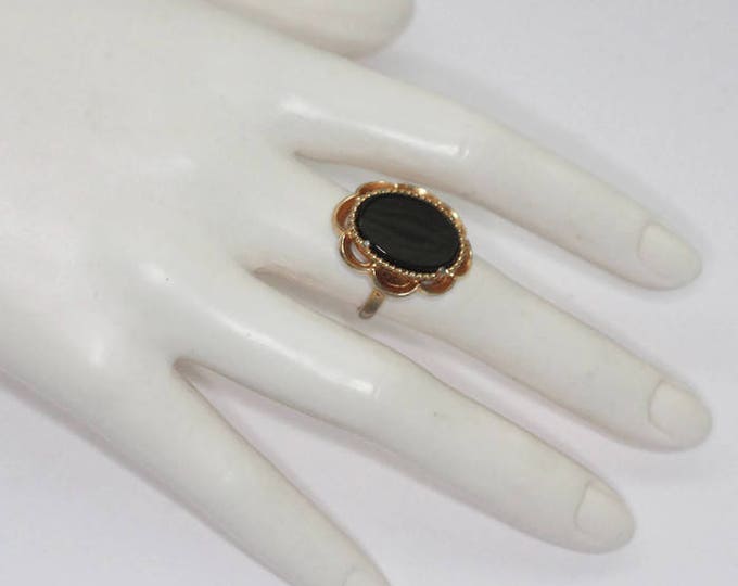 Black Glass Ring Oval Face Gold Tone Scalloped Frame Signed Napier Adjustable Vintage