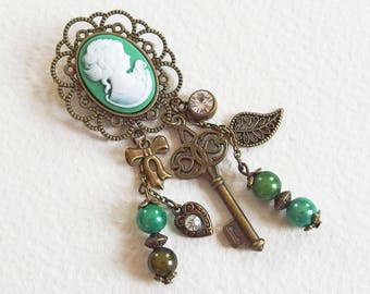 Broche Romantique Vintage - Portrait de Femme - Bronze vieilli, perles magiques, camée, strass, breloques - Bijoux créateur, pièce unique