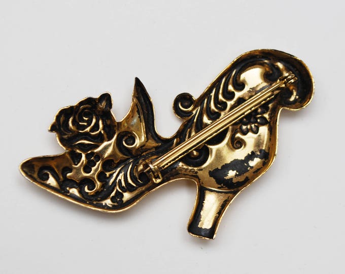 Gold Shoe Brooch - Victorian shoe - gold tone metal - Figurine pin