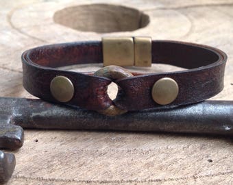 Bracelet Homme cuir éco vintage chocolat, Ancien anneau Africain en laiton, Fermoir aimanté, Tendance
