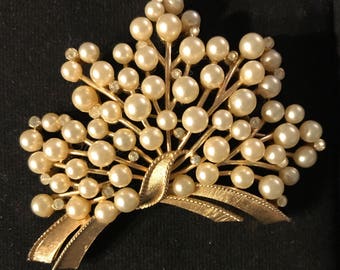 Vintage Trifari Pearl & Rhinestone Pin Beauty!