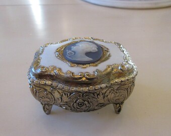 CAMEO JEWELRY BOX