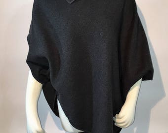 Mantella pratica dal taglio essenziale in panno di lana grigio. Practical cloak with essential cut in gray wool cloth.