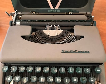 VINTAGE TYPEWRITER 1950s Smith-Corona Skyriter w case - green keys -Midcentury Modern Mad Men decor NICE!