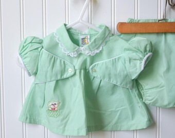 Vintage 60s Baby Girl Clothes, Unworn Top & Diaper Cover, Infant 0-3 Month, Embroidery Puppy Basket, Green White Cotton, Reborn Doll Dress