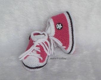 baby booties baby basketball 0/3 months handmade white raspberry pink baby wool