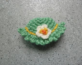 Chapeau miniature au crochet réalisé à la main en laine couleur vert