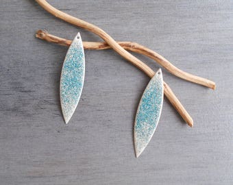 X large sequins 2 shuttles glazed light grey and glittery blue 5 x 1, 2 cm.