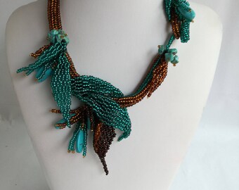 Freeform necklace wirh turguoise gemstones