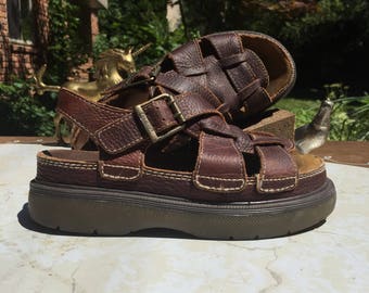 90s 8M Candie's fisherman's platform sandals Lug sole Buckle strap Leather footbed Brown leather upper Condtion super optimal