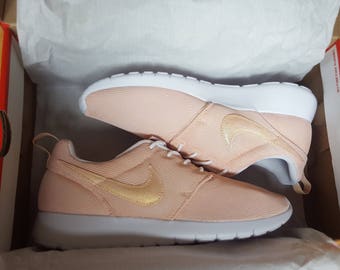 nike roshe run rose gold