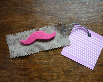 This charming pink felt brooch