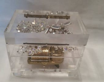 Vintage Lucite Acrylic Music Jewelry Box. Clear Lucite Trinket Music Box. Lucite Music Box Made in Japan. Raindrops Keep Falling on my Head