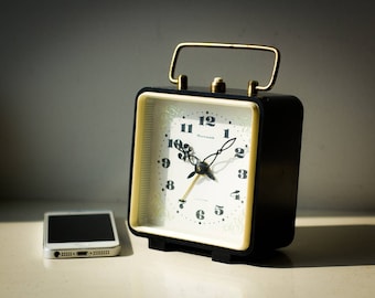 Vintage Mechanical ALARM CLOCK JANTAR 4 Jewels Desk Clock Retro Wind Up Clock Home Decoration 1970s Mid Century Working Table Clock ссср
