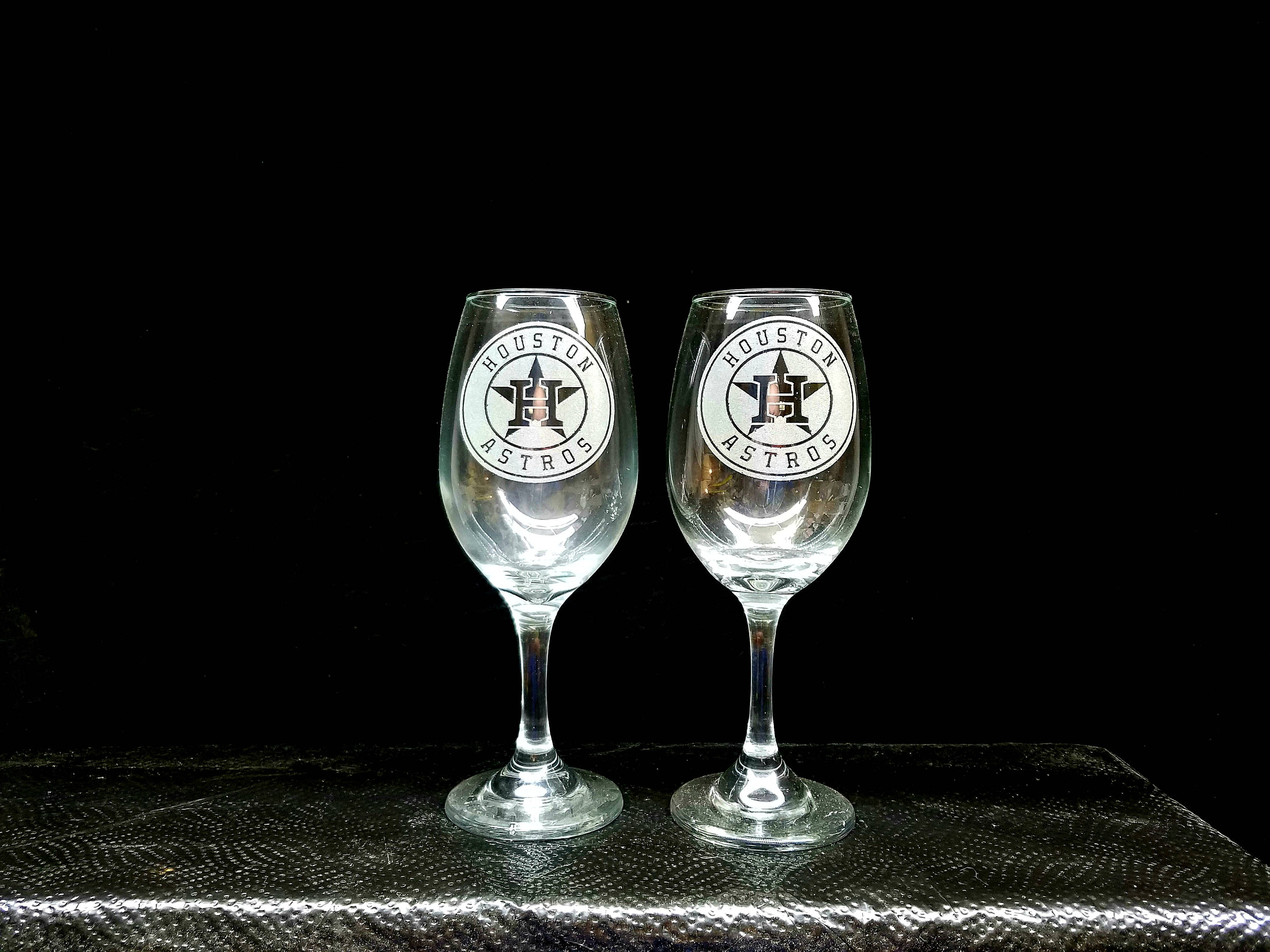 A set of 2 etched wine glasses HOUSTON ASTROS LOGOS