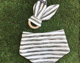 Pack cadeau bébé - coton bio - B&W stripes | 1 lapin de dentition + 1 bavoir bandana