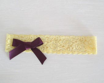 Lingerie fine-délicate jarretière mariée en dentelle élastique-jaune/jonquille et petit nœud en satin prune-mariage romantique et chic.