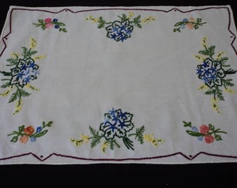 French vintage handmade white embroidered linen doily (04889)