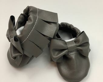 Gray baby moccasins with bow, grey baby shoes, non-slip baby shoes, gray baby moccs, grey newborn shoes, newborn moccs with bow, bow moccs