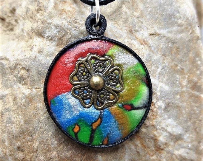 Round necklace with polymer clay and quilling flower.