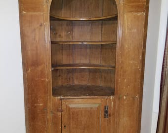Barrel Back Corner Hutch, Round Corner Cabinet, 1740s