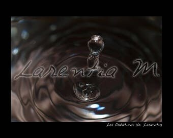 Photo 30X40cm Teardrop fountain in a brown water