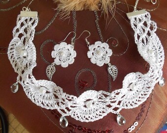 set in white cotton on the ear crochet.boucles and crew neck. . flower