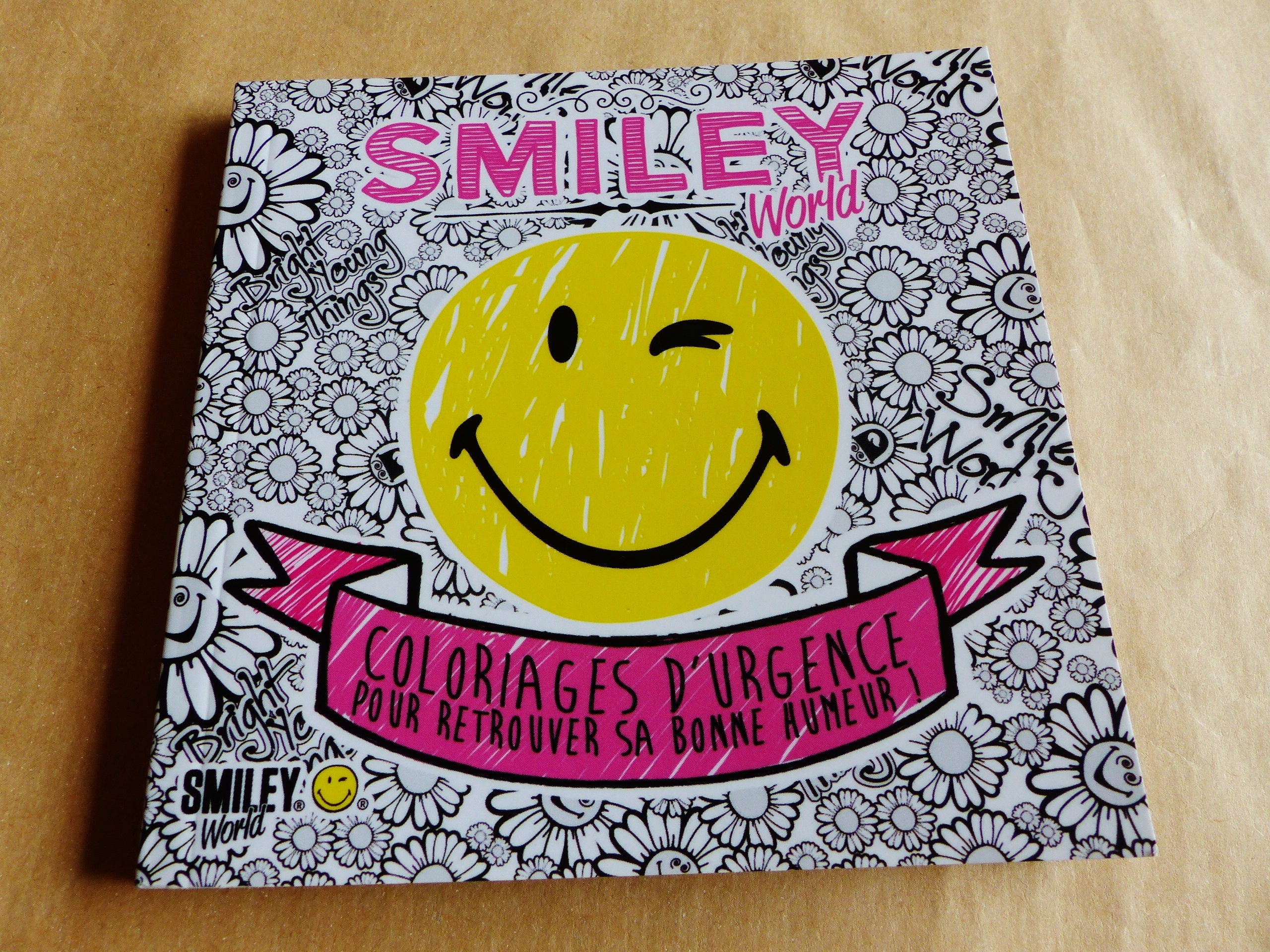 Détails carnet de coloriage Smiley emoji