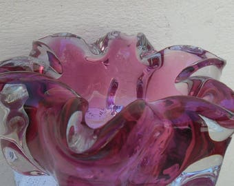 Vintage 13.5 cm fuchsia colored glass dish