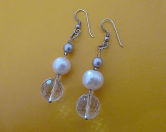 06 Elite earrings. Understated elegance