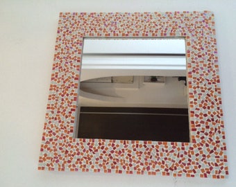 Miroir en mosaique de couleur orange rouge et blanc